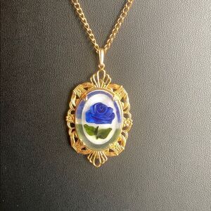 Lovely 3-Dimensional Vintage RB Flower in Resin Encasement pendant Necklace, UM